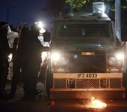 Molotovo kokteilis guli &scaron;alia policijos automobilio 