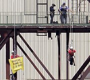 &bdquo;Greenpeace&ldquo; aktyvistai įsibrovė į Trikasteno branduolinę jėgainę.