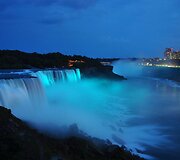 Mėlynai ap&scaron;viesti Niagaros kriokliai 