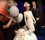 Tokijo &bdquo;Madame Tussauds&ldquo; muziejuje &scaron;alia va&scaron;kinių princo Williamo ir Catherine pedėti balionai su užra&scaron;u &bdquo;kūdikis&ldquo;