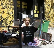 Inna Shevchenko prie tai kas liko po gaisro &bdquo;Femen&ldquo; biure.