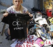 Inna Shevchenko prie tai kas liko po gaisro &bdquo;Femen&ldquo; biure.
