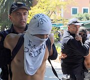 Policijos sulaikomi protestuotojai prie&scaron; gėjus