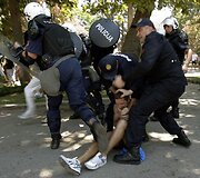 Policijos sulaikomas protestuotojas 