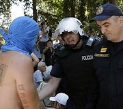 Policijos sulaikomas protestuotojas 