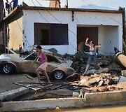 Brazilijoje trūkęs vandentiekis niokojo namus ir automobilius