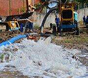 Brazilijoje trūkęs vandentiekis niokojo namus ir automobilius