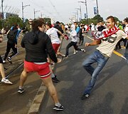 Lenkijos ir Rusijos futbolo sirgalių mu&scaron;tynės Var&scaron;uvoje 