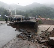 Potvynio sugriauta kelio dalis