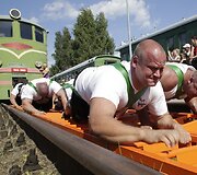 Galiūnai traukia lokomotyvą.