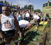 Galiūnai traukia lokomotyvą.
