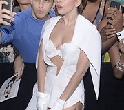 Lady Gaga su gerbėjais 