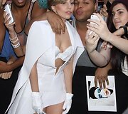 Lady Gaga su gerbėjais 