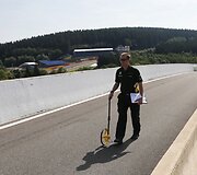 &bdquo;Caterham&ldquo; komandos narys atlieka trasos matavimus