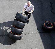 &bdquo;McLaren&ldquo; komandos narys veža padangas.