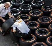 &bdquo;McLaren&ldquo; technikai tikrina padangas.