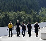 Valtteri Bottas (centre) su komandos darbuotojais