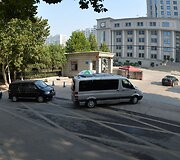 Bo Xilai atvežamas į teismą