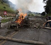 Kolumbijoje protestuotojų užblokuotas kelias 