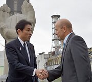 Japonijos užsienio reikalų ministras Fumio Kishida ir  Černobylio atominės elektrinės generalinis direktorius Igoris Gramotkin