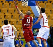 Marcinas Gortatas (centre)