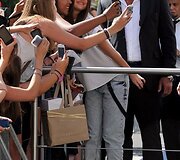 Selena Gomez fotografuojasi su gerbėjomis