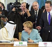 Saudo Arabijos finansų ministras Ibrahimas Al-Assafas, Vokietijos kanclerė Angela Merkel ir Didžiosios Britanijos ministras pirmininkas Davidas Cameronas