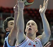 Aleksa Popovičius (de&scaron;inėje)