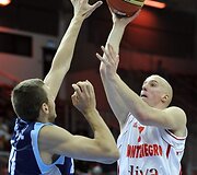 Aleksa Popovičius (su kamuoliu)