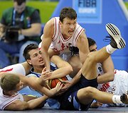Juodkalnijos krep&scaron;ininkai bando atimti kamuolį i&scaron; Marko Sutalo