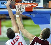 Nemanja Bjelica ir Kaspars Berzins