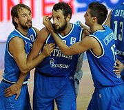 Marco Belinelli (centre)