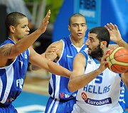 Geraldas Lee, Shawnas Huffas ir Yannis Bourousis (su kamuoliu)