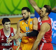 Ludvigas Hakansonas (centre)