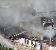 Gesinamas po sprogimo užsidegęs sandėlis