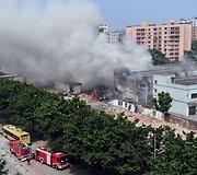 Gesinamas po sprogimo užsidegęs sandėlis
