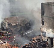 Gesinamas po sprogimo užsidegęs sandėlis
