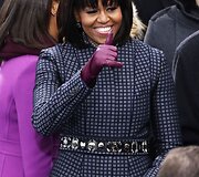 Michelle Obama apsirengusi Thomo Browne'o sukurtą puspaltį (2013 m. sausio 21 d.)