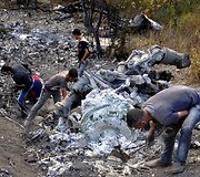 Vietos gyventojai apžiūri numu&scaron;to sraigtasparnio nuolaužas