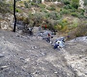 Vietos gyventojai apžiūri numu&scaron;to sraigtasparnio nuolaužas