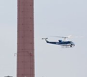Policijos sraigtasparnis ir policijos pareigūnai ant stogo