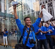 Niujorke &bdquo;iPhone 5s&ldquo; i&scaron;manujį telefoną nusipirkęs klientas