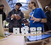 Klientai &bdquo;Apple&ldquo; parduotuvėje