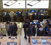 Klientai &bdquo;Apple&ldquo; parduotuvėje