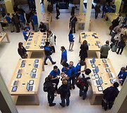 Klientai &bdquo;Apple&ldquo; parduotuvėje