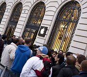 Paryžiuje klientai laukia kada galės įsigyti &bdquo;iPhone 5s&ldquo; i&scaron;manujį telefoną