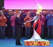 Rusijos prezidentas Vladimiras Putinas laiko Sočio olimpinių žaidynių deglą.
