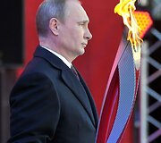 Rusijos prezidentas Vladimiras Putinas laiko Sočio olimpinių žaidynių deglą.