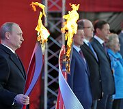 Rusijos prezidentas Vladimiras Putinas laiko Sočio olimpinių žaidynių deglą.