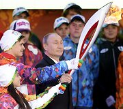 Rusijos prezidentas Vladimiras Putinas laiko Sočio olimpinių žaidynių deglą.
